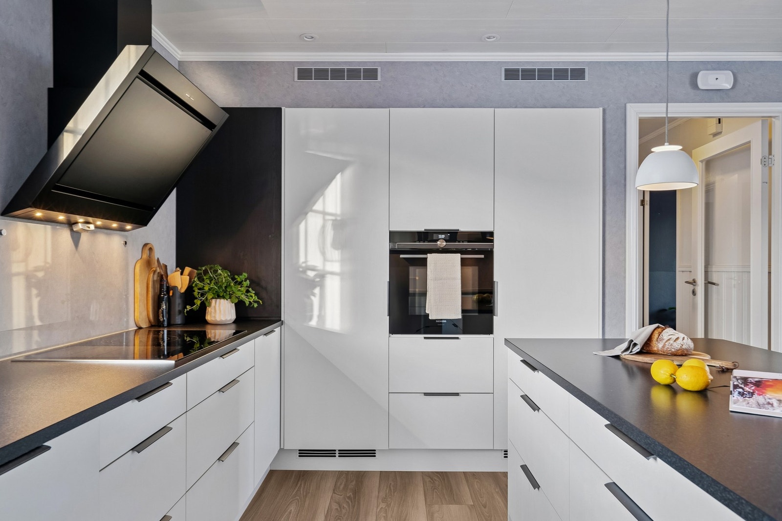 Praktisk med stekeovn i arbeidshøyde. Galleribilde