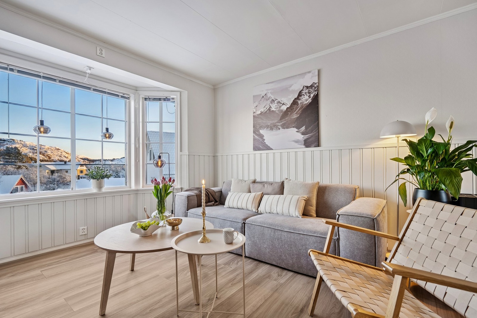 Fra stue-kroken i karnappet ser du mot Borgatoppen (Borrikollen). Galleribilde