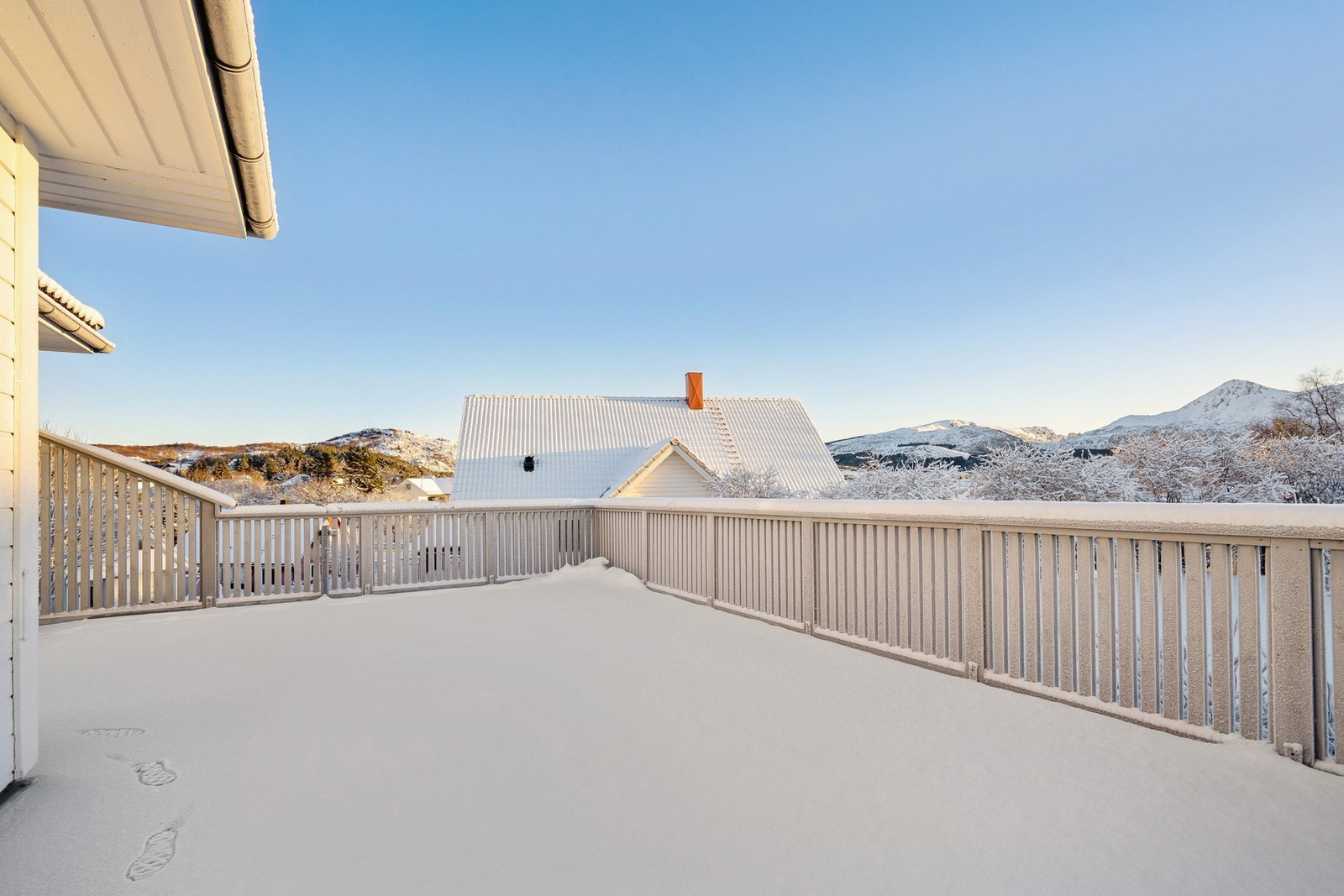 Fra verandaen ser du mot populære fjelltopper som Smørdalskammen og Bulitind. Galleribilde