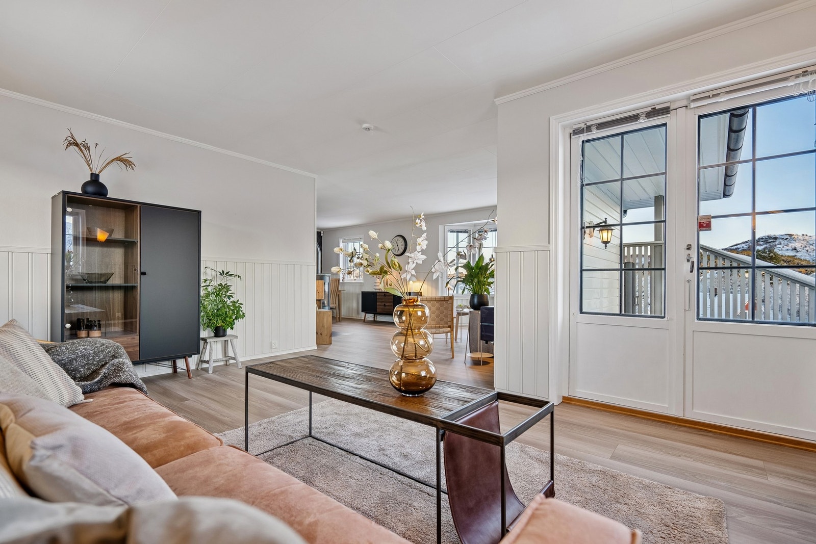 Fra stuen er det dør ut til veranda. Galleribilde