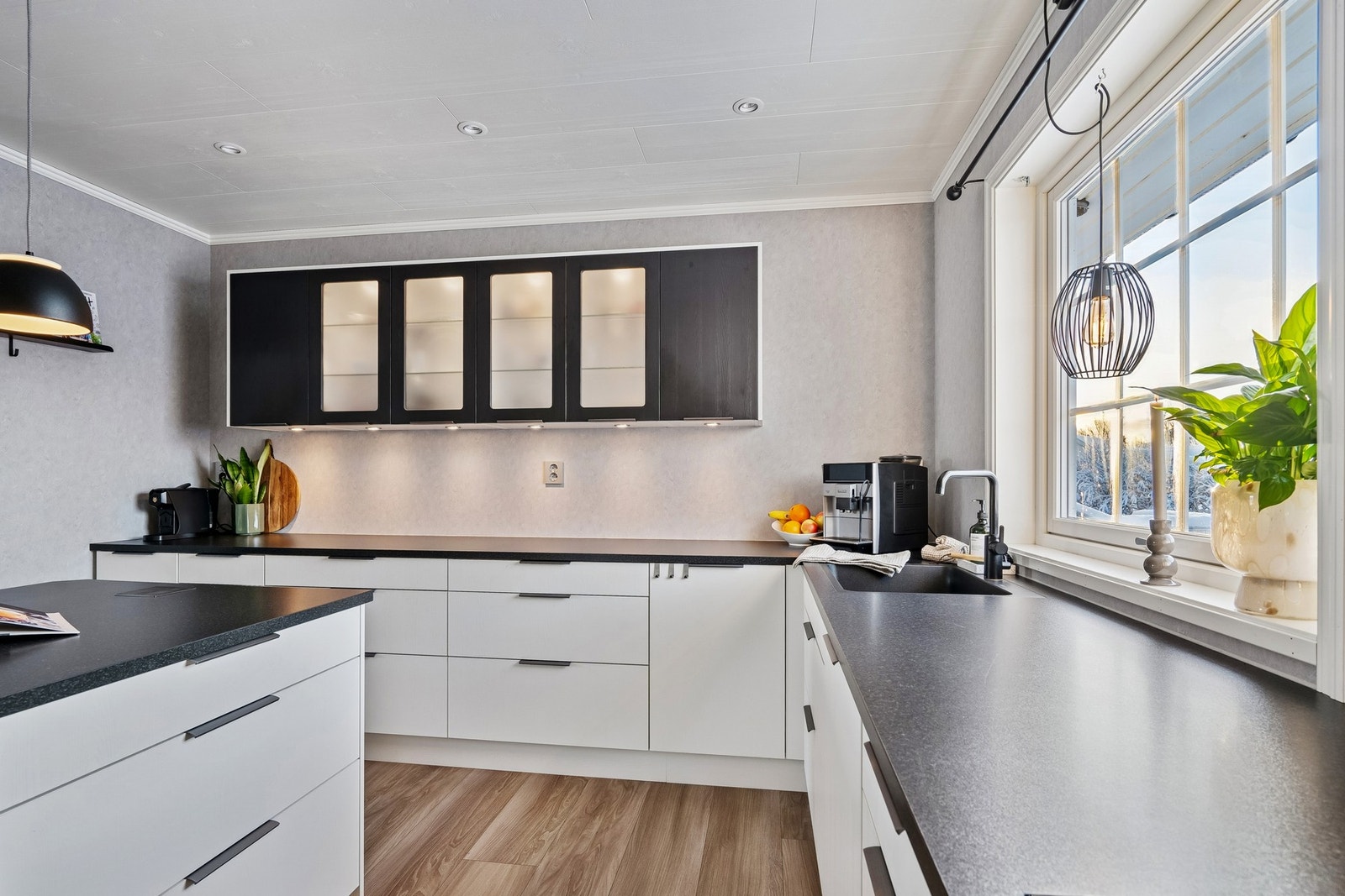 Rikelig med benkeplass. Spotter i tak og under overskap. Galleribilde