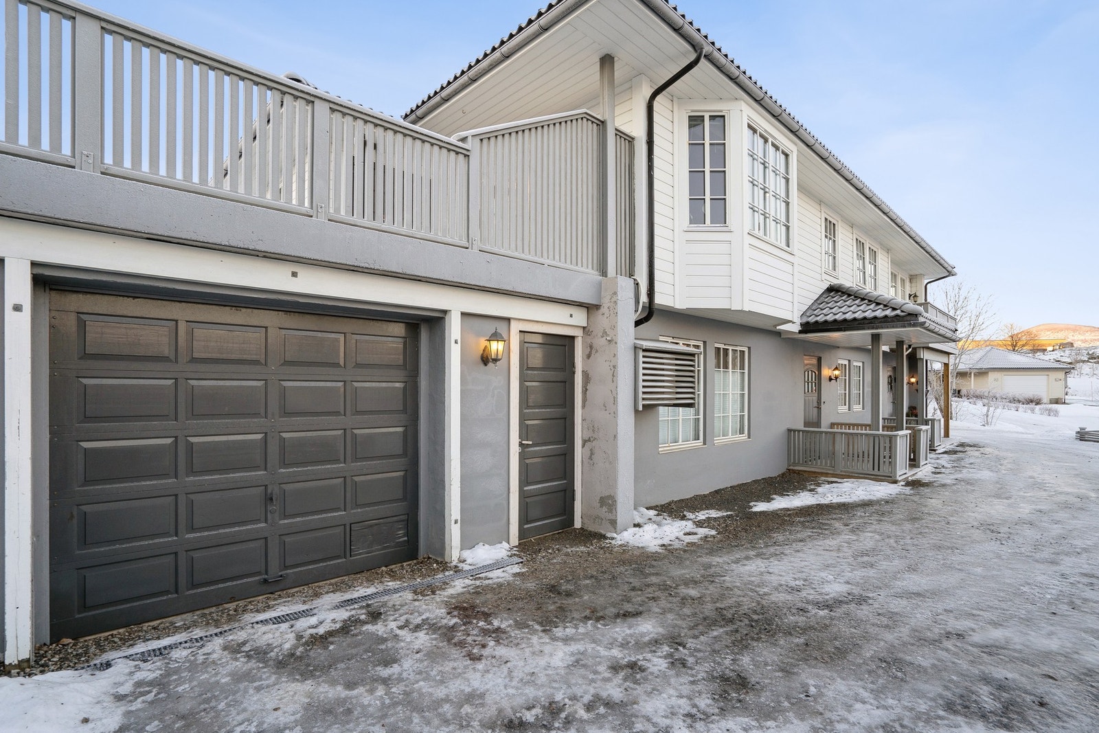 Integrert i boligen er det garasje. Det er også en svært romslig parkeringsplass som også har plass til å føre opp ekstern garasje. Galleribilde