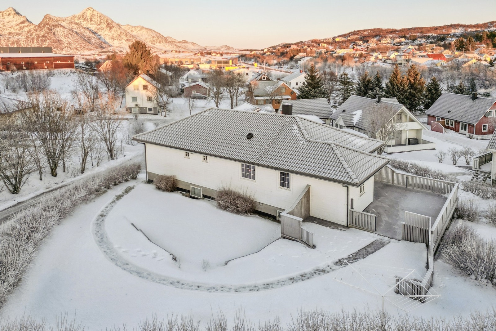 Svært sentral beliggenhet med gangavstand til alt på Leknes, samtidig er eiendommen tilbaketrukket fra veien, praktisk i forhold til barn og mindre støy. Galleribilde