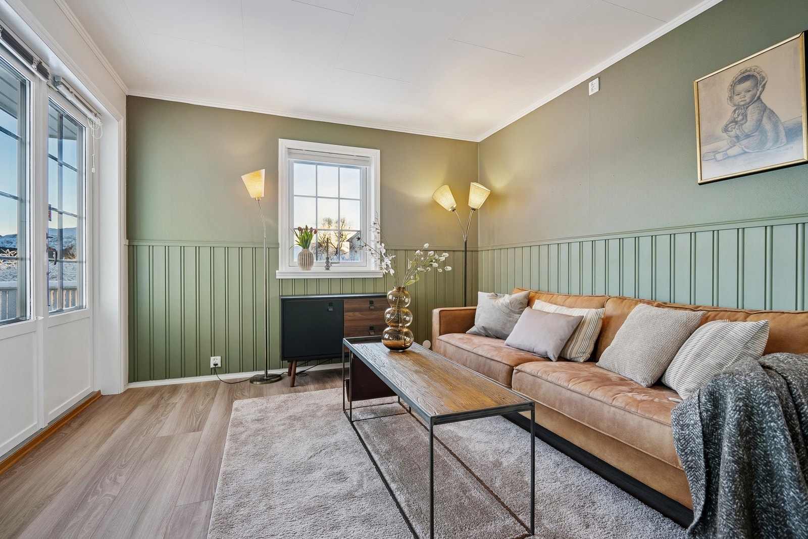 Stuen er malt opp i behagelig farge. Galleribilde