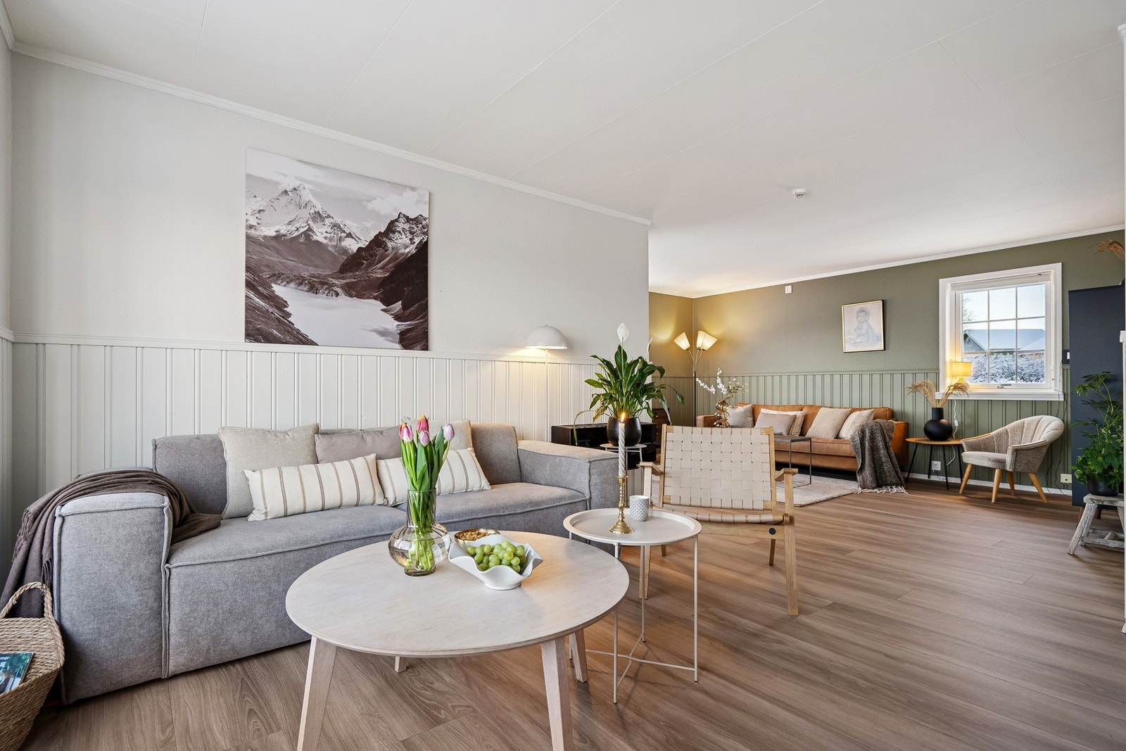 Stuen kan enkelt møbleres i flere sosiale soner. Galleribilde