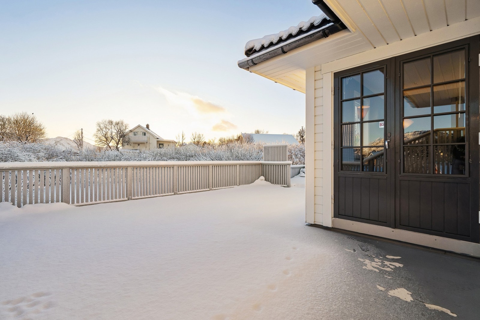 Stor veranda med gode solforhold. Galleribilde