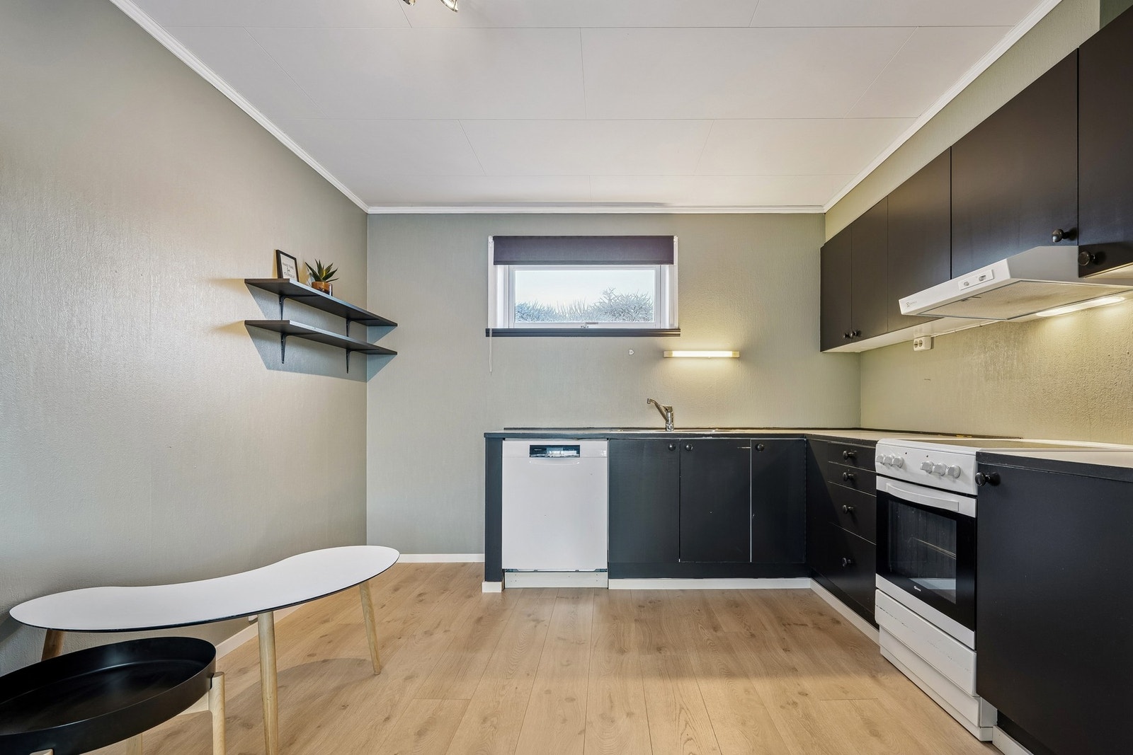 Kjøkken med plass til spisegruppe. Galleribilde