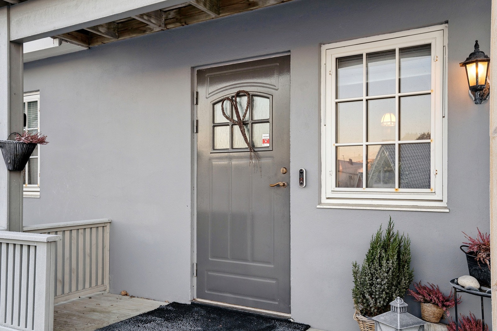 Inngangspartiet med platting. Galleribilde