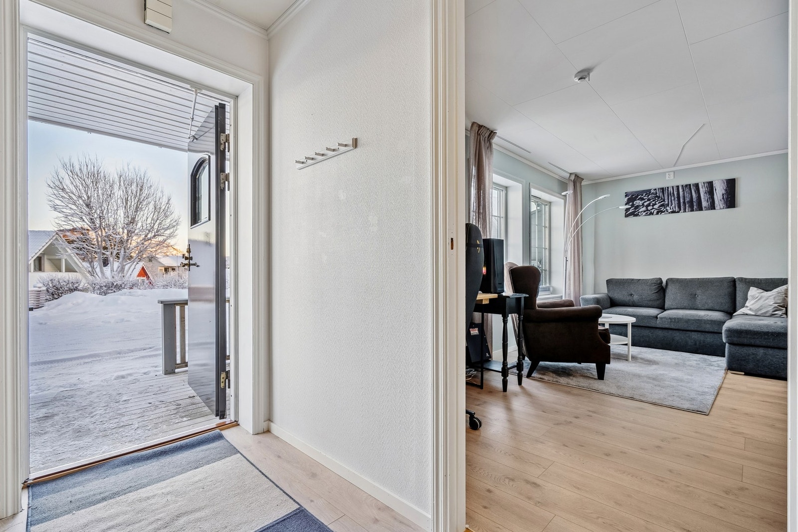 Vi går inn i stue/kjøkken. Galleribilde