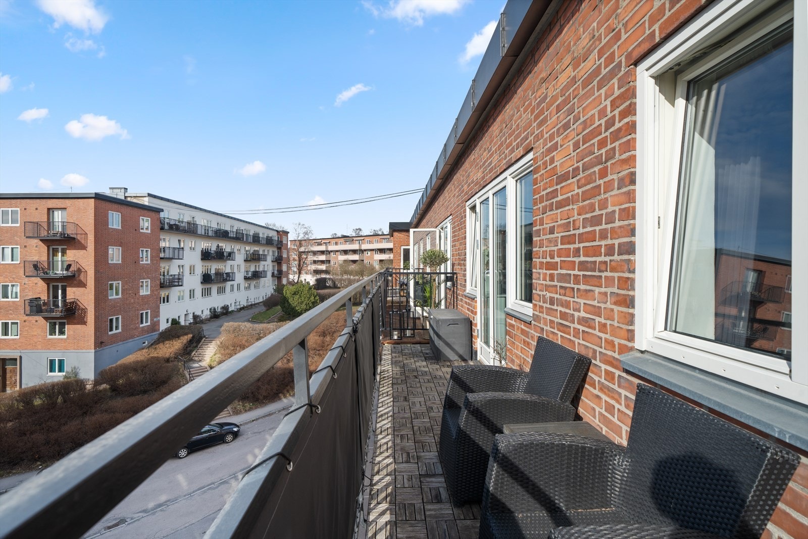 Et godt sted å slappe av på hyggelige sommerdager, med flott utsyn over nærområdet. Galleribilde