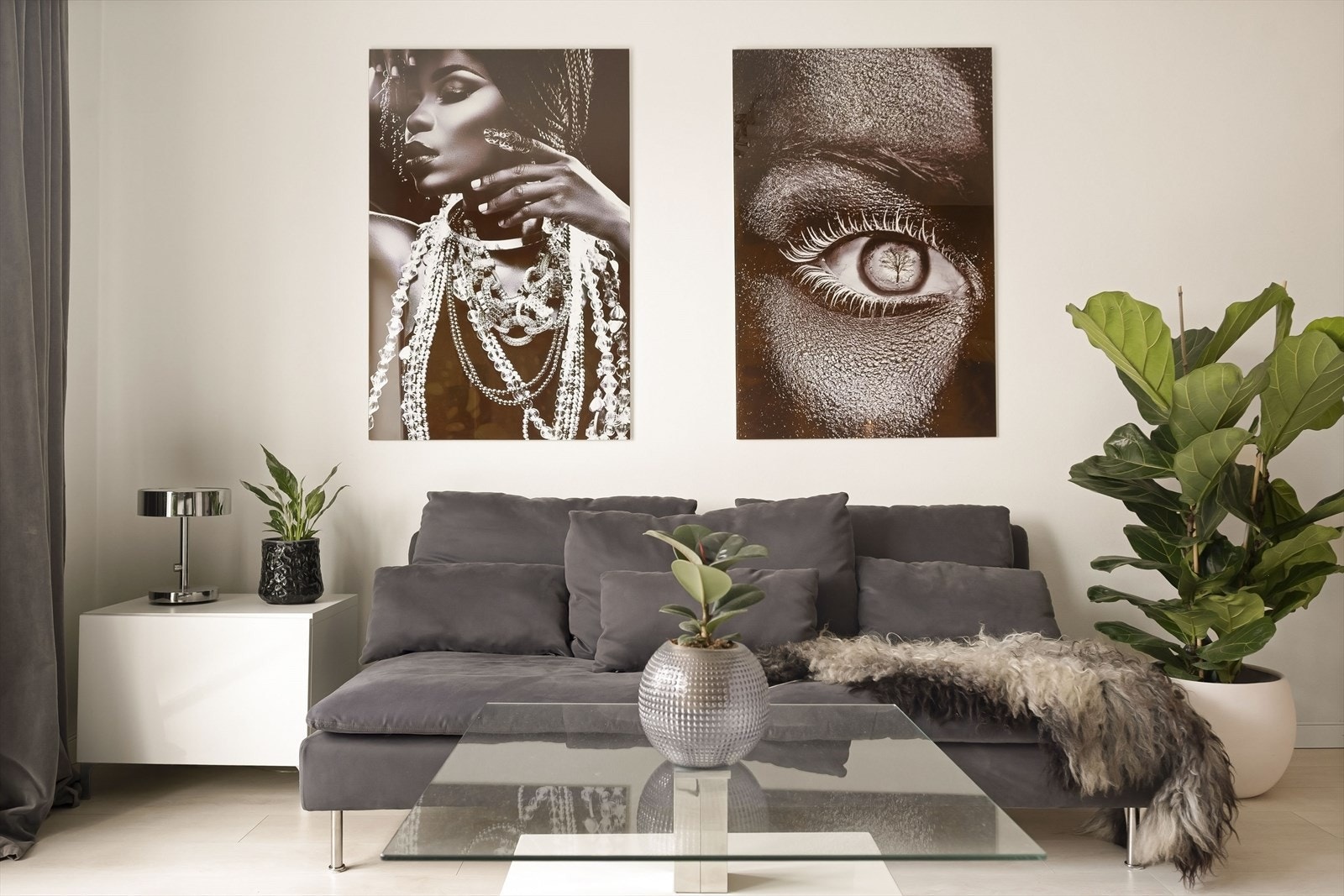Stuen er av god størrelse, med plass til hjørnesofa, tilhørende bord og annet ønskelig møblement. Galleribilde