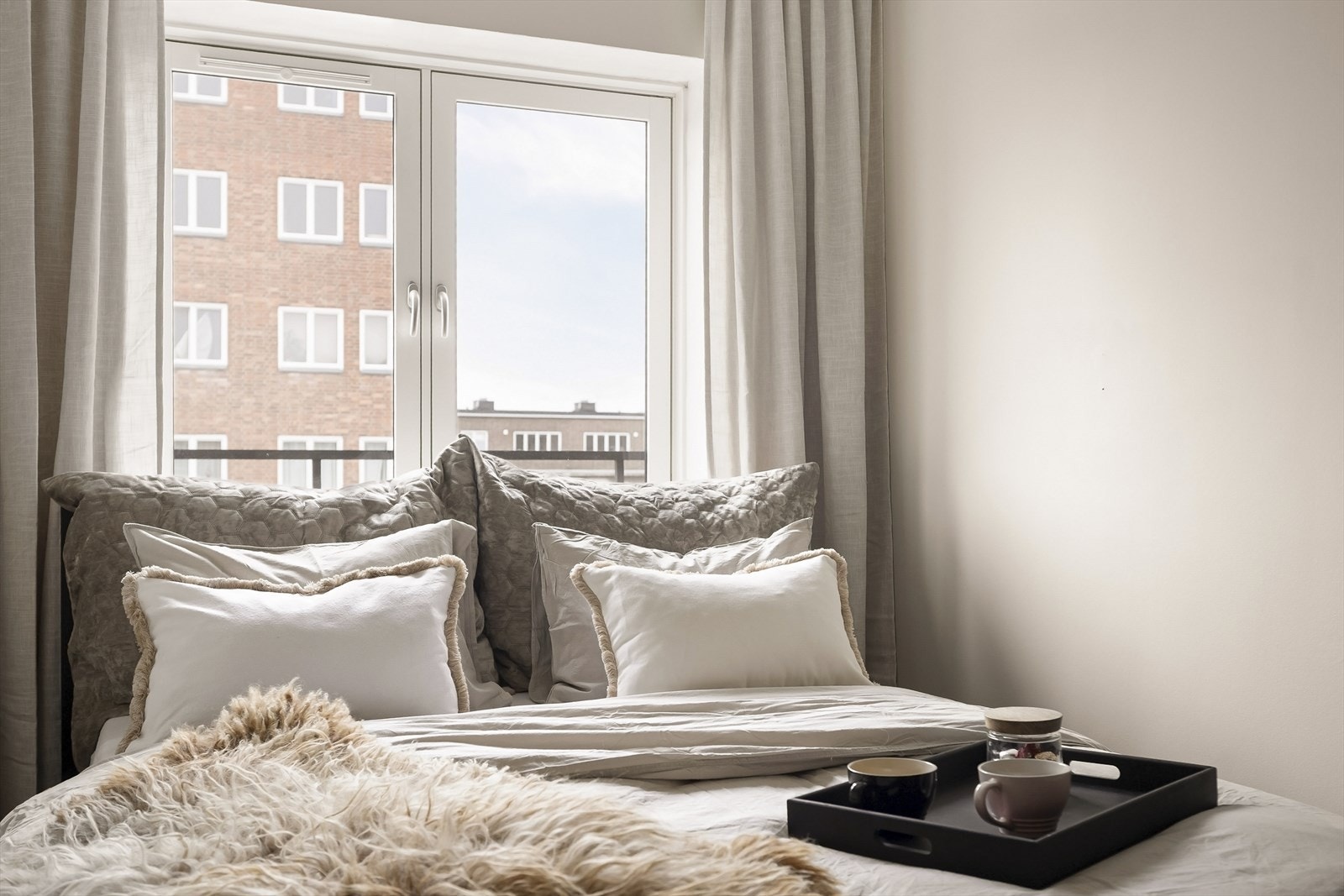 Store vindusflater gir rikelig med naturlig lys til soverommet. Galleribilde