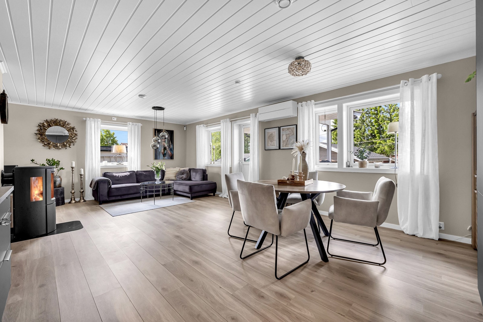 Videre inne igjen er det naturlig plass til spisebord nærmest kjøkkenet. Galleribilde