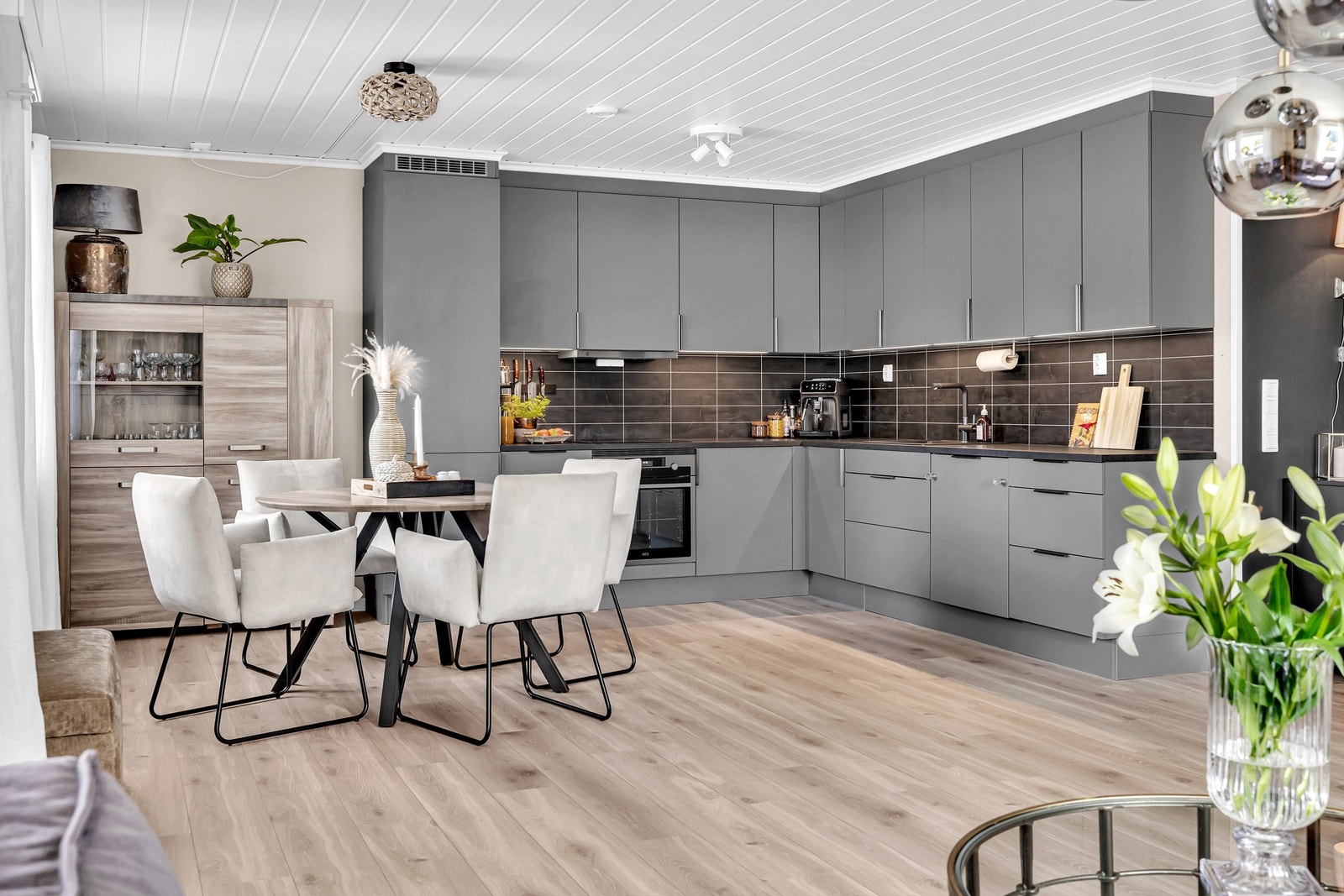 Lekkert, tidsriktig kjøkken fra HTH med glatte fronter, laminert benkeplate og nedfelt oppvaskkum. Galleribilde