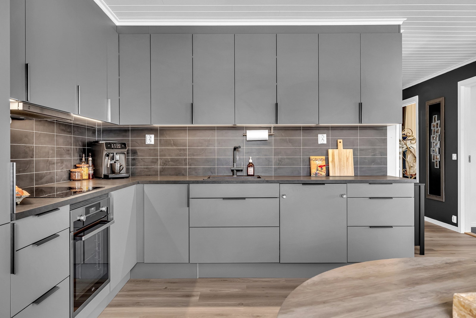 Videre er det skuffer med demping, takhøyde skaper, laminert benkeplate og integrerte hvitevarer. Galleribilde