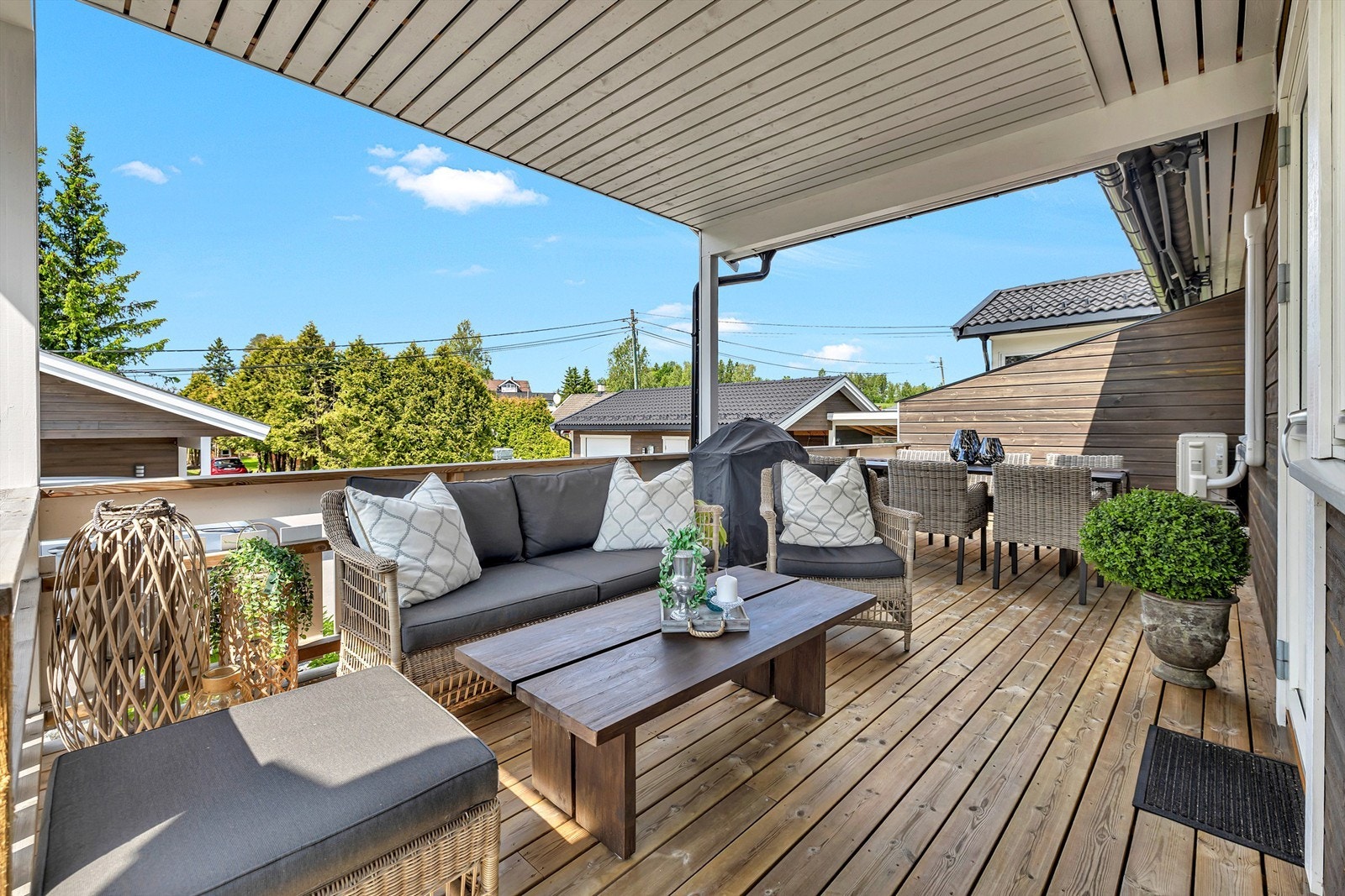 Overbygget terrasse på 21 kvm som gir en herlig forlengelse av boligen på varme dager. Galleribilde
