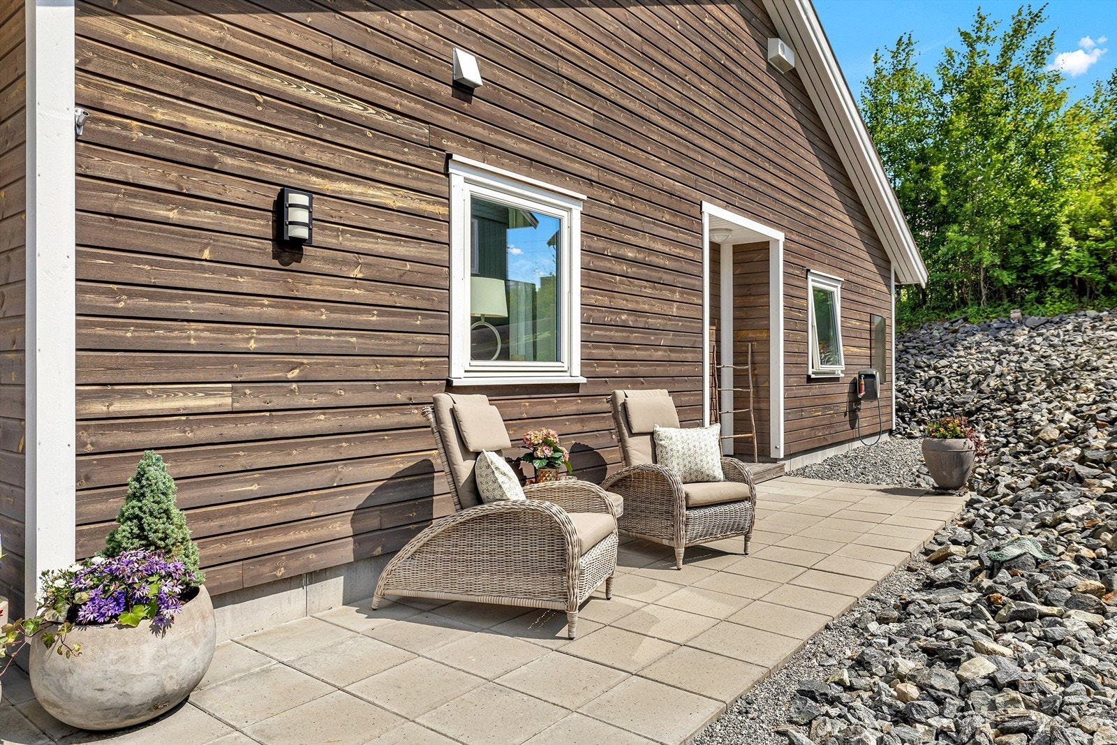 Boligen har to uteplasser hvor gode solforhold kan nytes! Galleribilde
