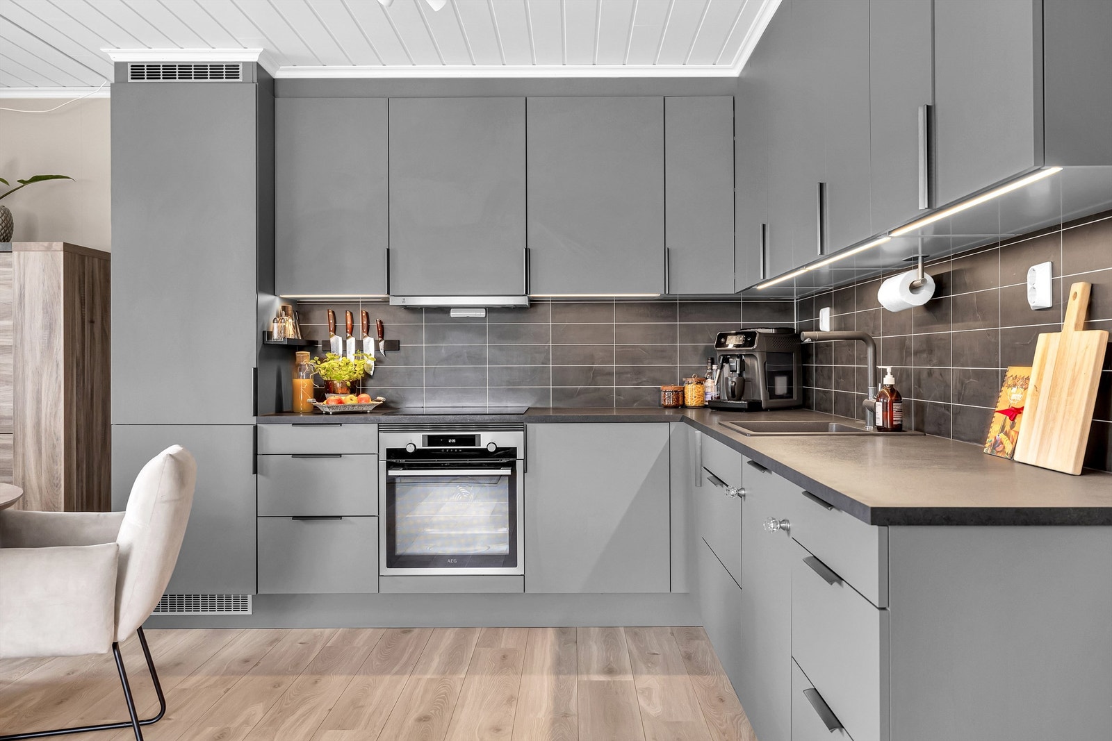 Den mørke kjøkkeninnredningen gjør at ditt kjøkken skiller seg ut fra mengden av klassiske, hvite kjøkken, og bringer mer moderne stil inn i boliginnredningen. Galleribilde