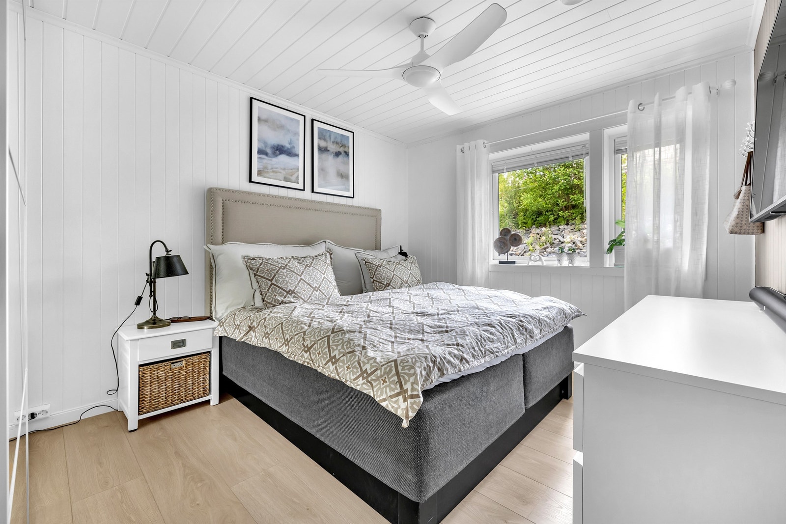 Alle soverommene er plassert i boligens ene ende. Hovedsoverommet har god plass til dobbeltseng og tilhørende møblement. Galleribilde