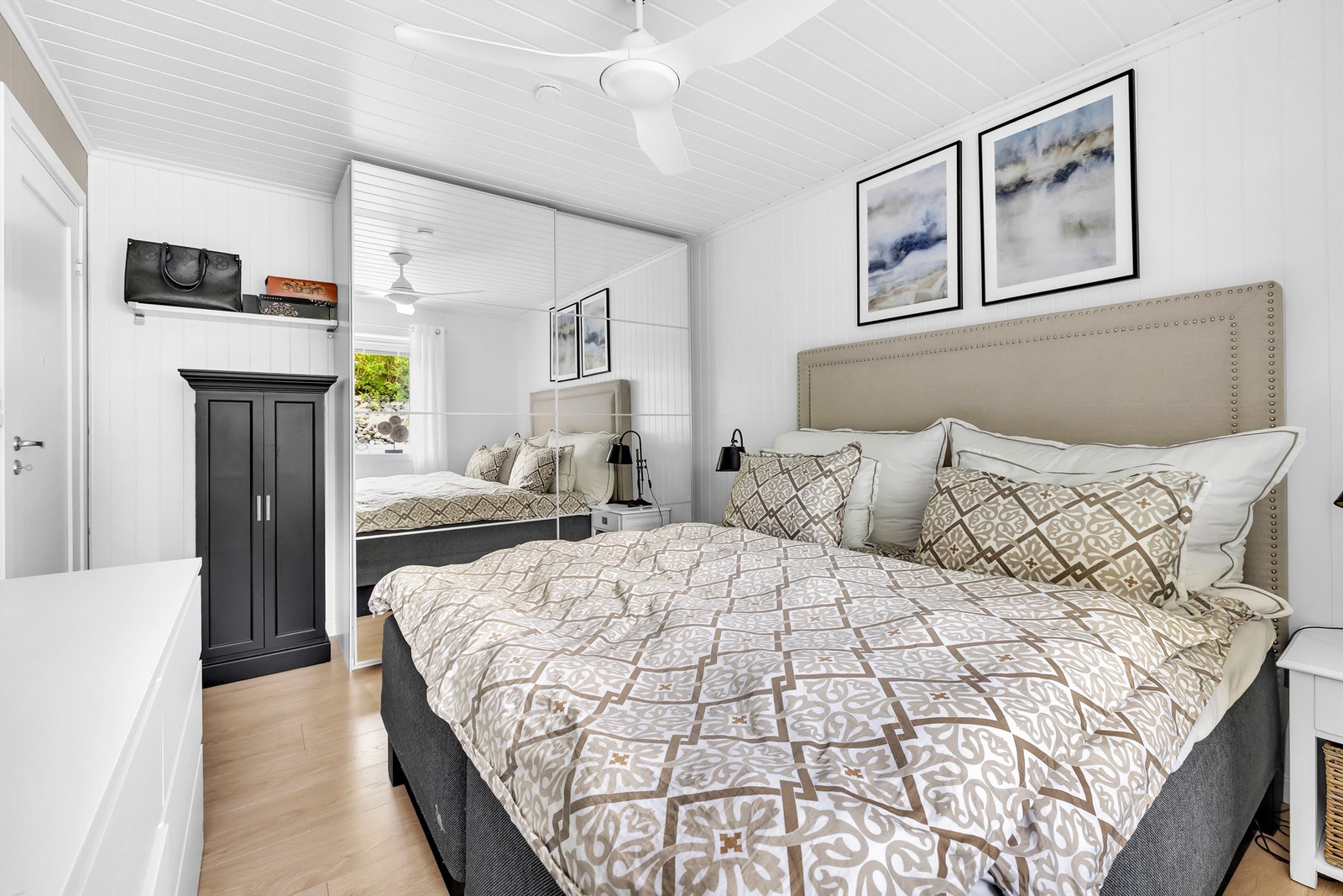 Godt med lagringsplass i montert garderobeskap. Galleribilde