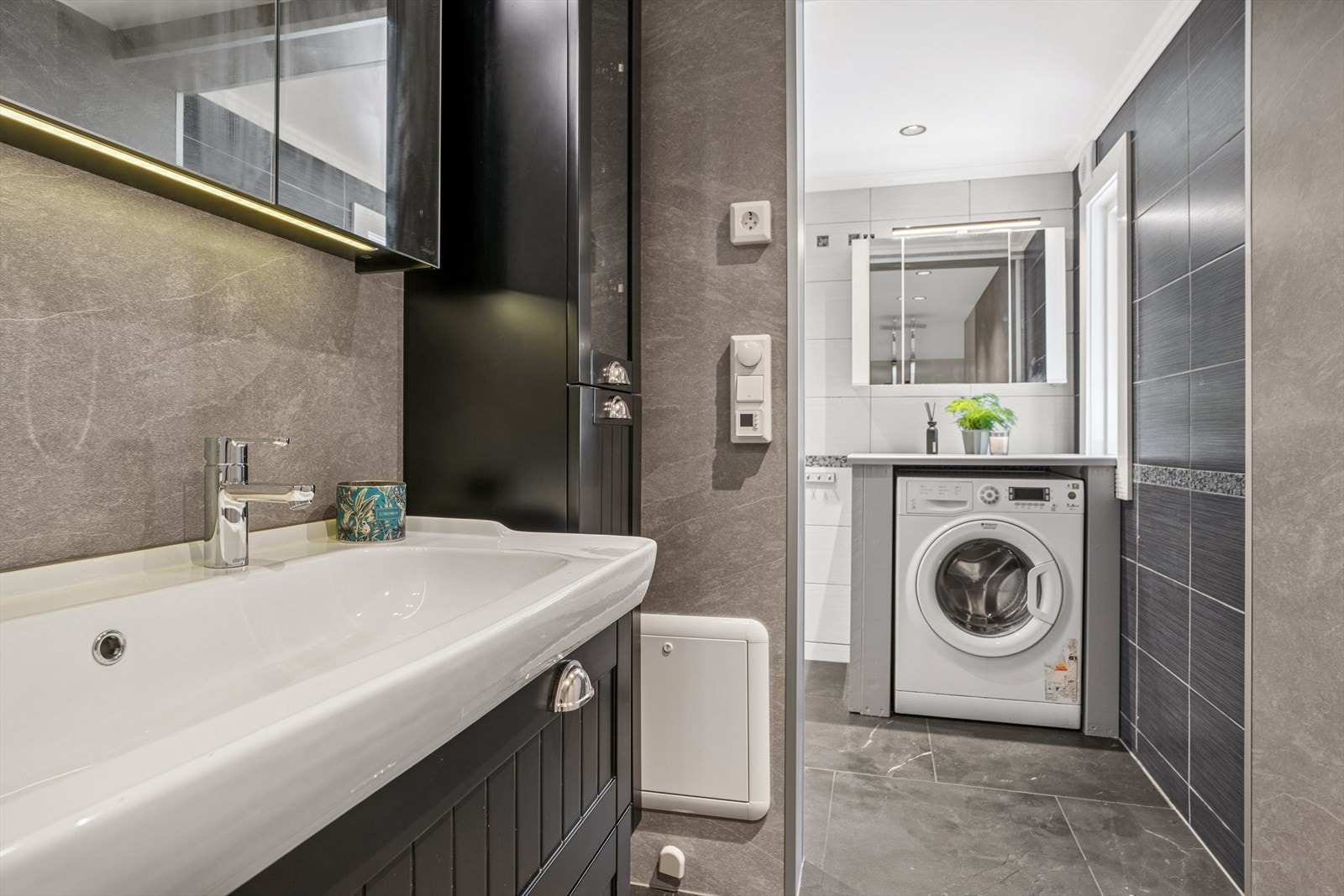 Baderommet har dobbel servant m/speilsskap og plass til vaskemaskin i enden Galleribilde