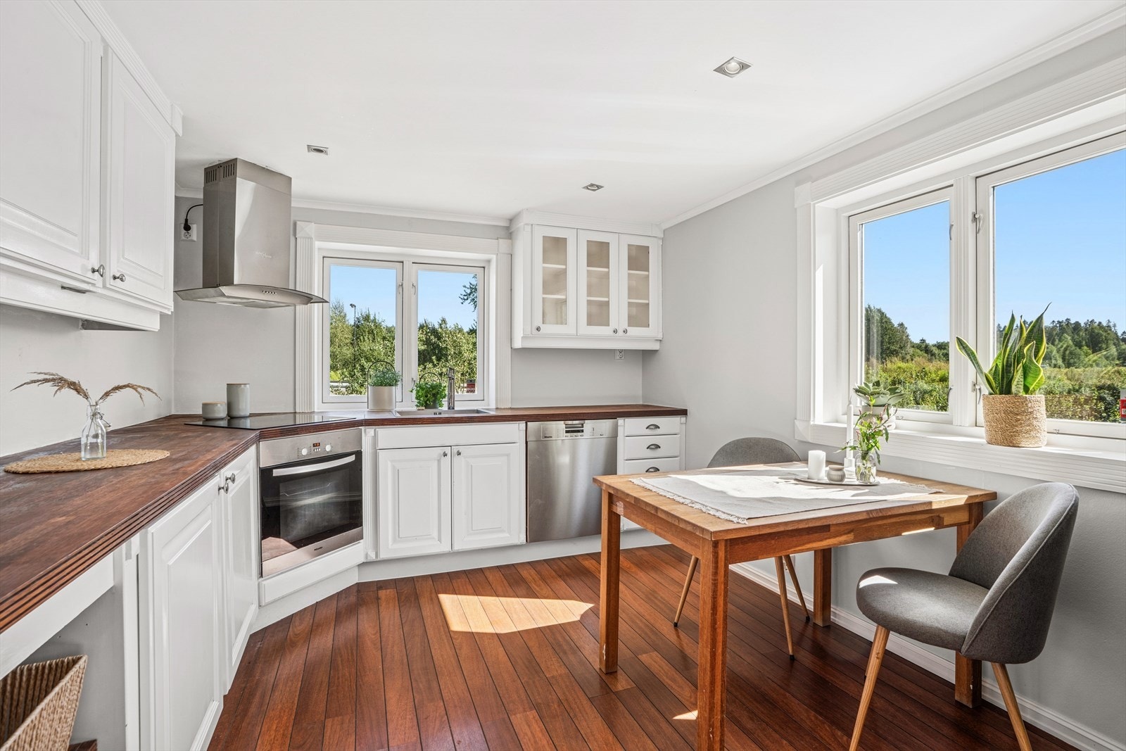 Kjøkkenet er av god størrelse og har rikelig med benkeplass og oppbevaringsmuligheter i skuffer og skap Galleribilde