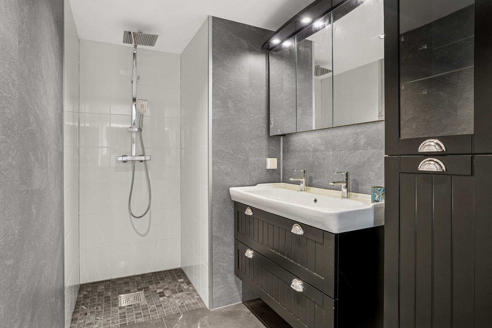 Lekkert baderom renovert i 2024 Galleribilde