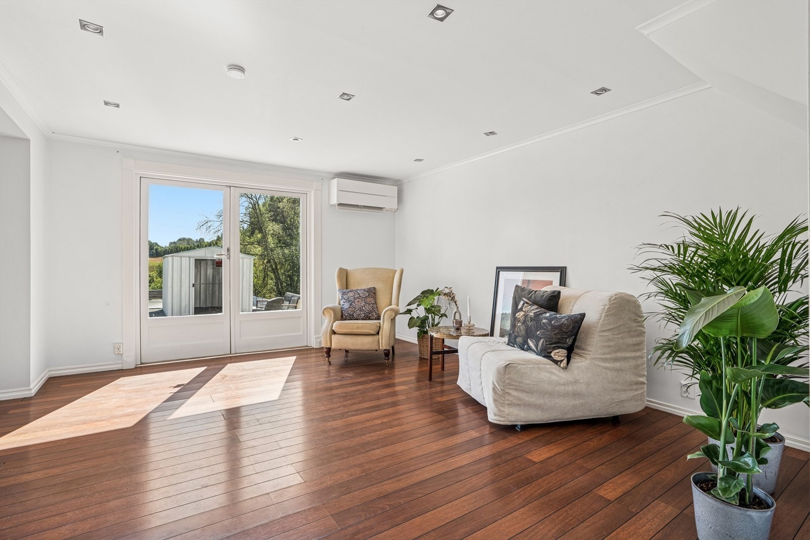 Romslig stue med downlight i taket og varmepumpe fra 2022 Galleribilde