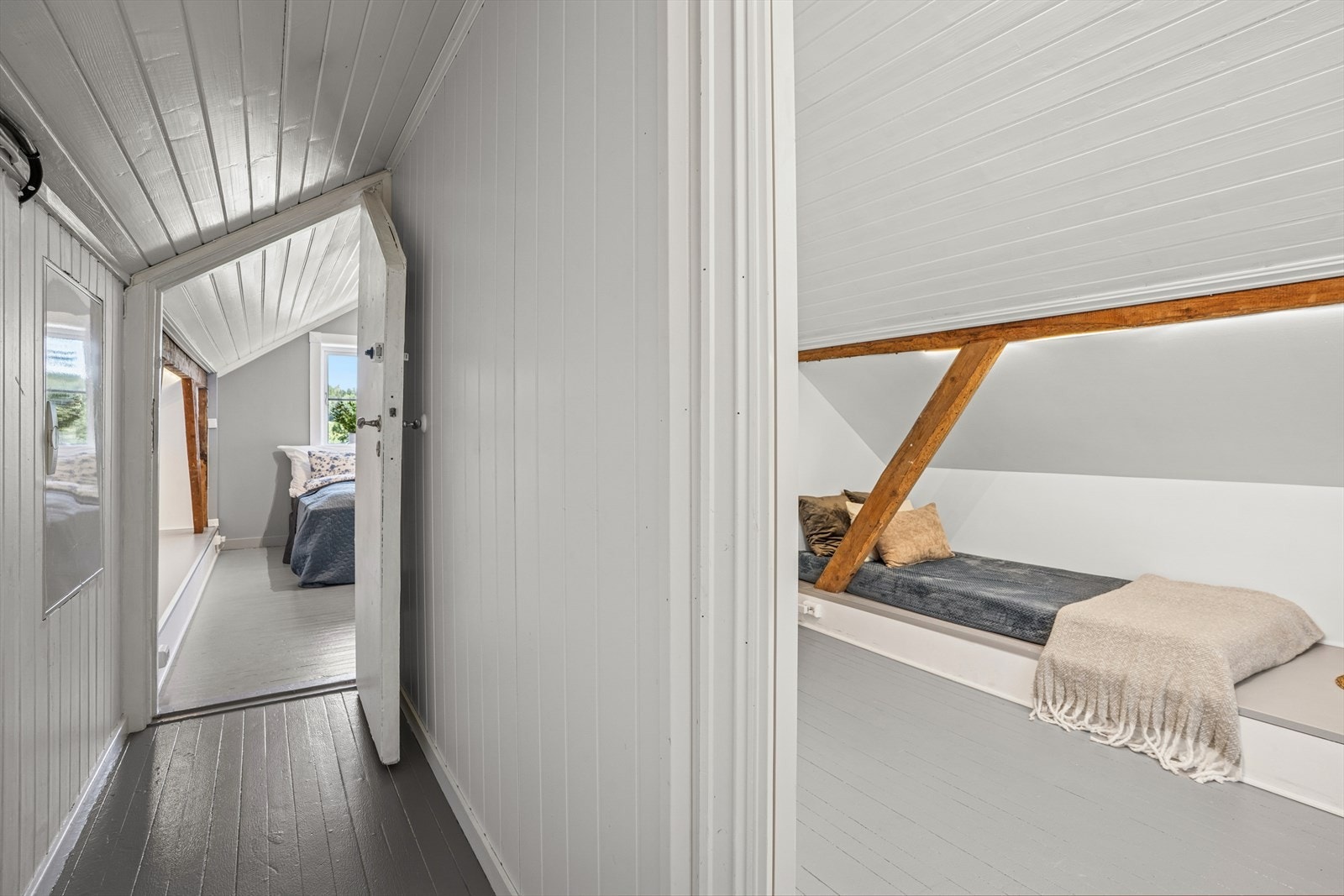 I boligens annen etasje har man gang- og bodareal i tillegg til to soverom - stort gulvareal Galleribilde