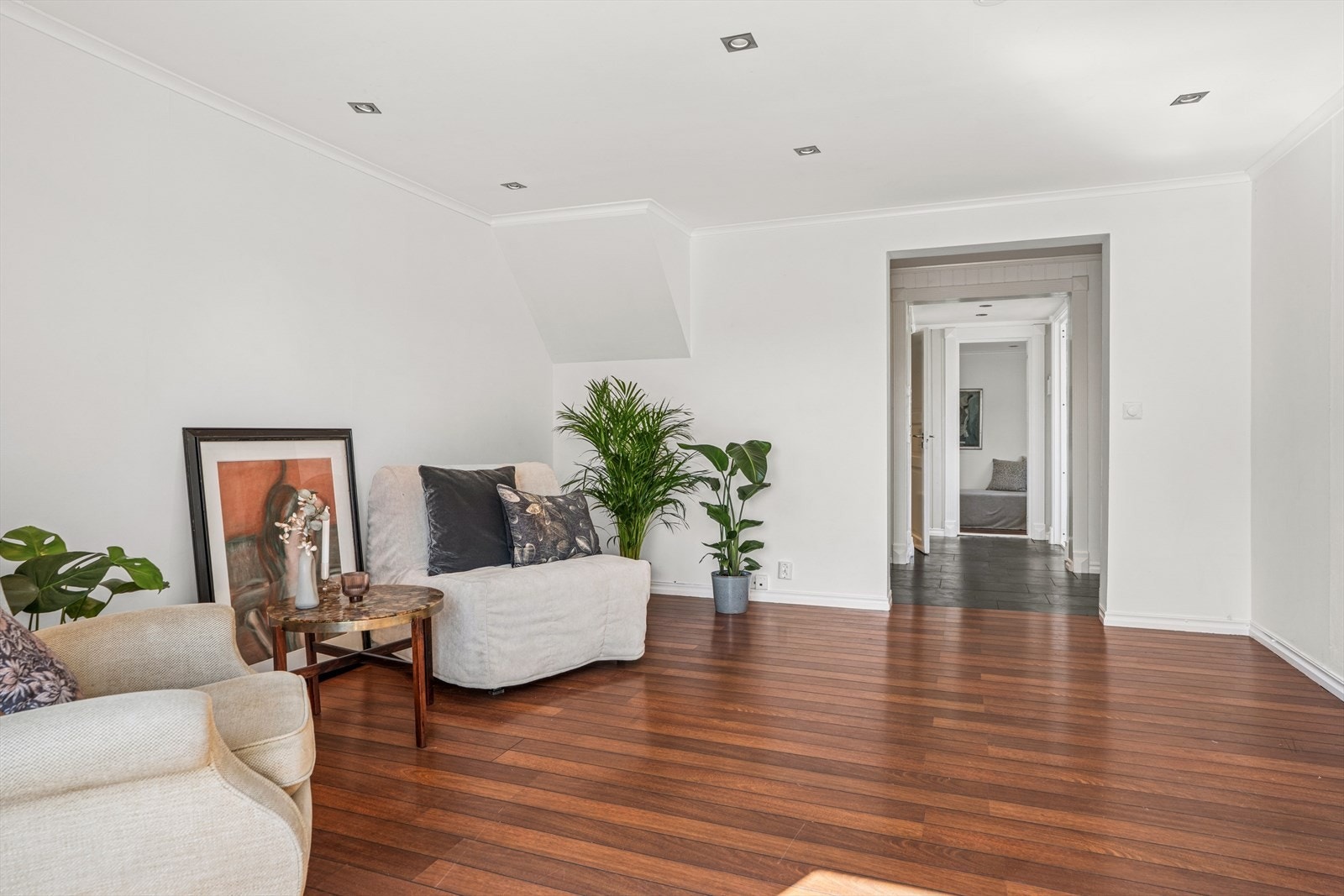 Stuen har god plass til sofagruppe og TV-krok Galleribilde