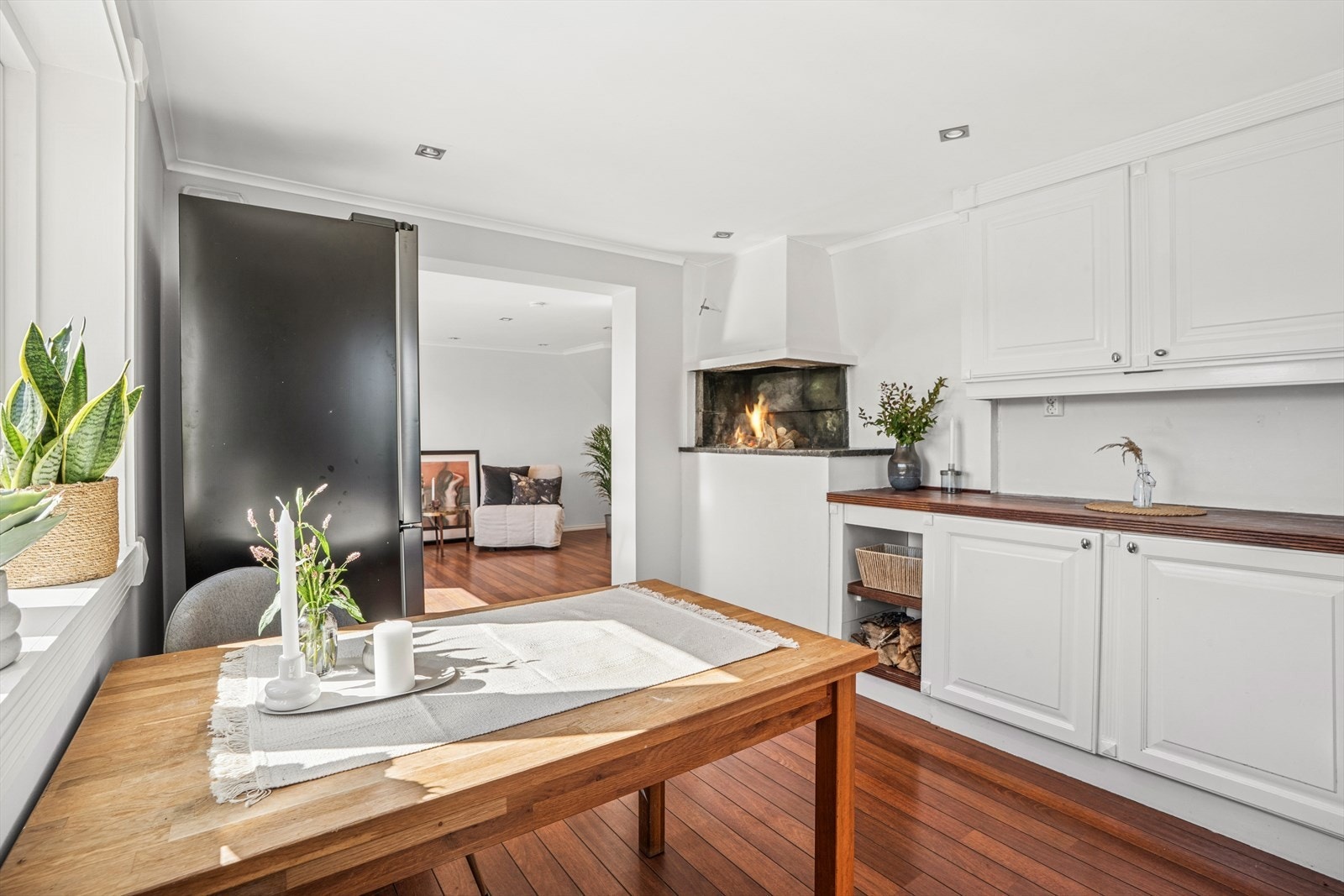 Herlig åpen peis på kjøkkenet Galleribilde