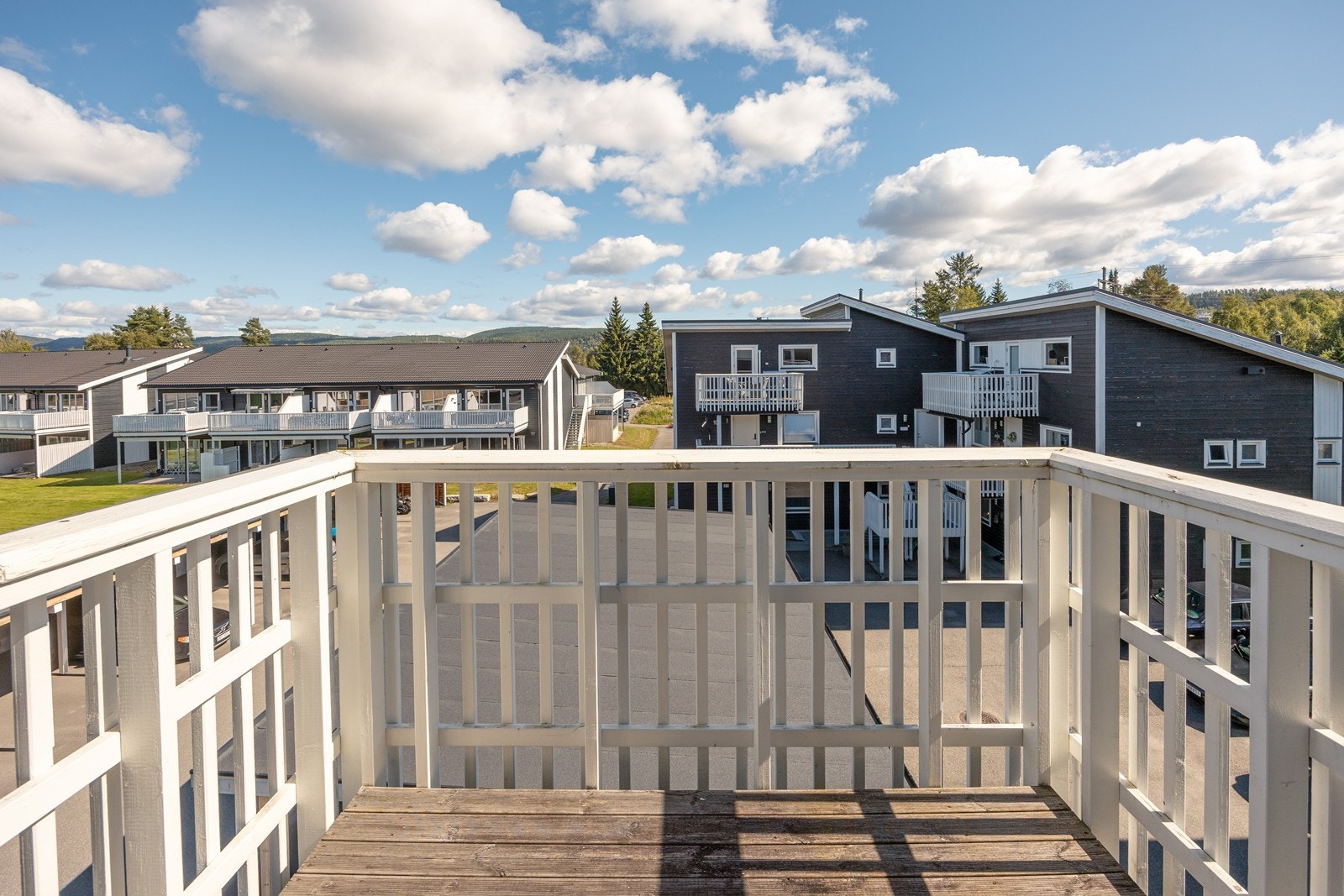 Fra loftstuen er det utgang til en østvendt balkong på ca. 4 kvm - den perfekte plassen for dagens første kaffekopp. Galleribilde