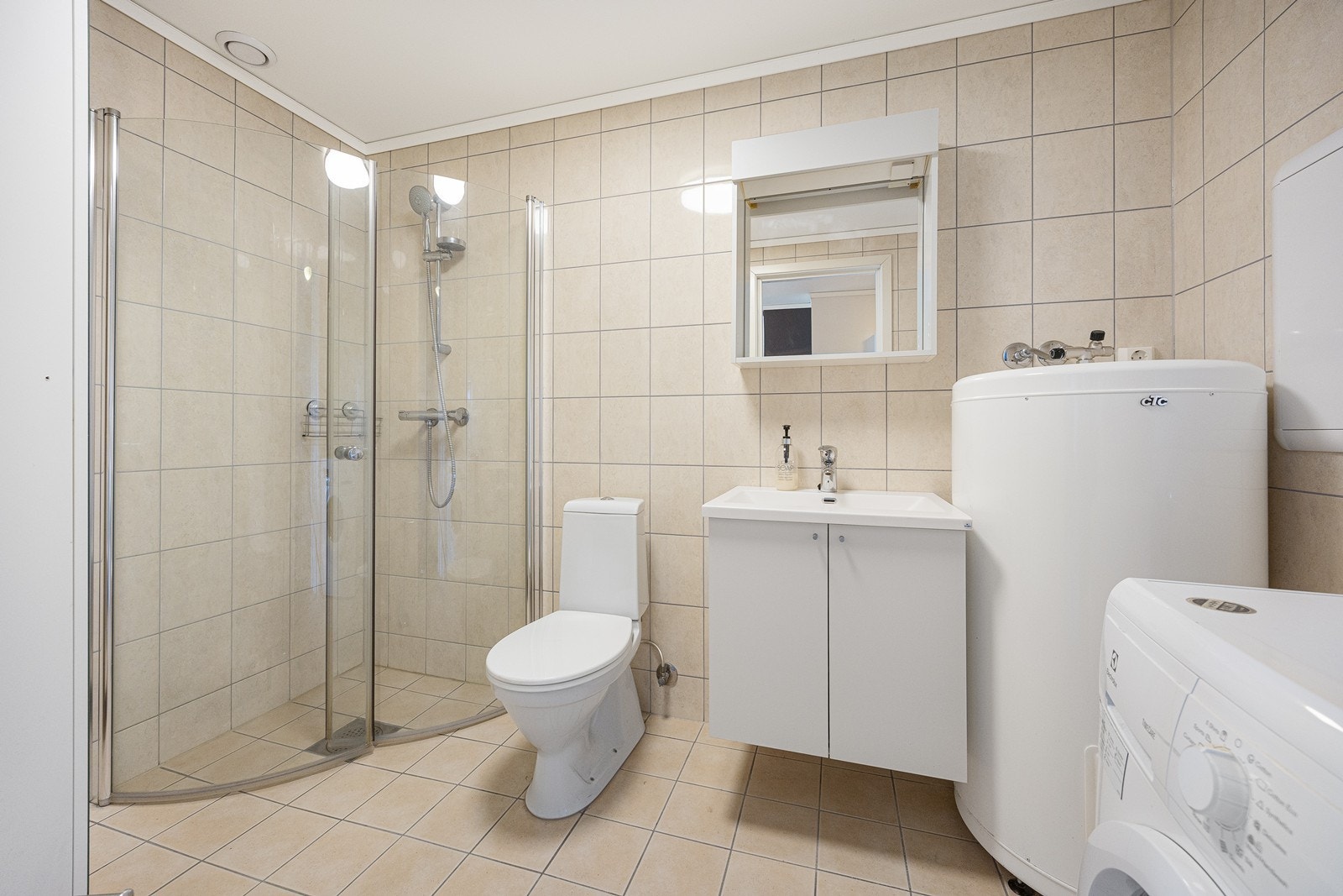 Leiligheten har et pent, helfliset bad med elektrisk gulvvarme. Galleribilde