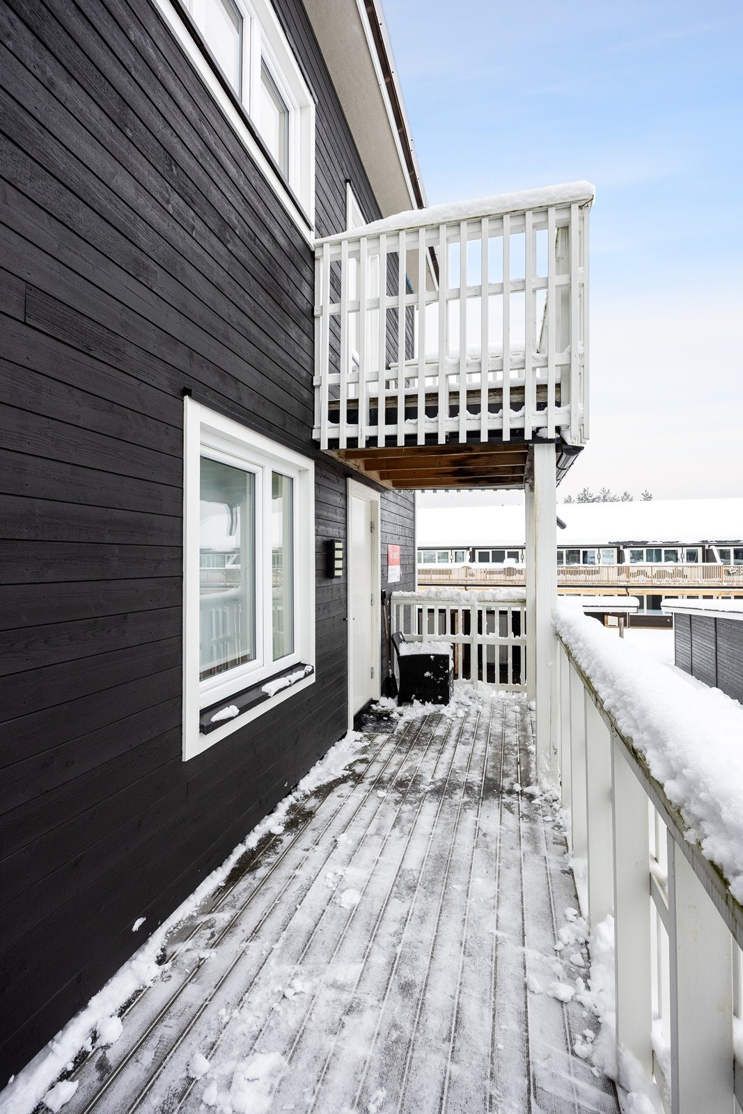 Selve inngangspartiet er overbygd, og det er montert utebelysning ved inngangsdøren. Galleribilde