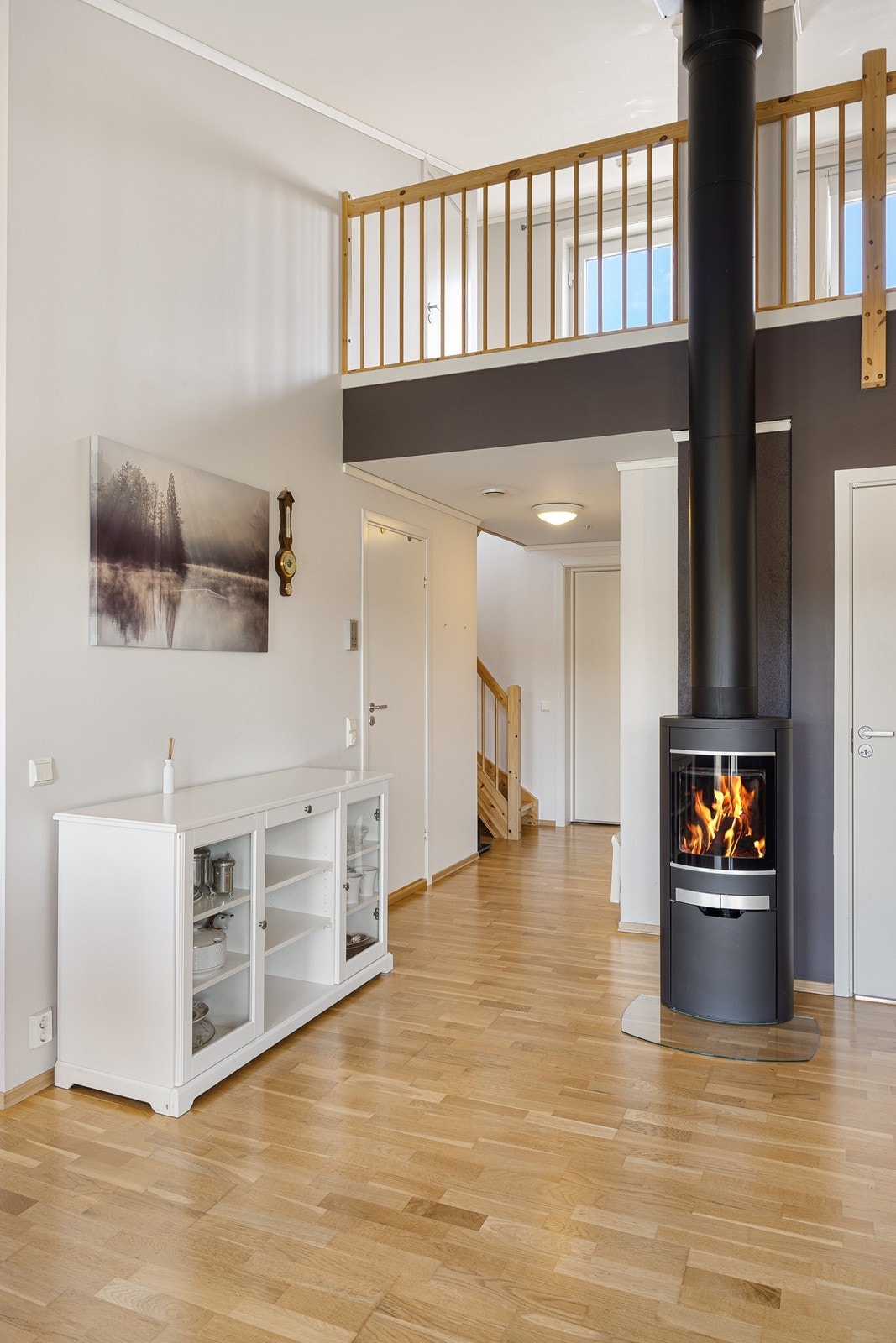 stuesonen er det montert en rentbrennende peisovn. Galleribilde