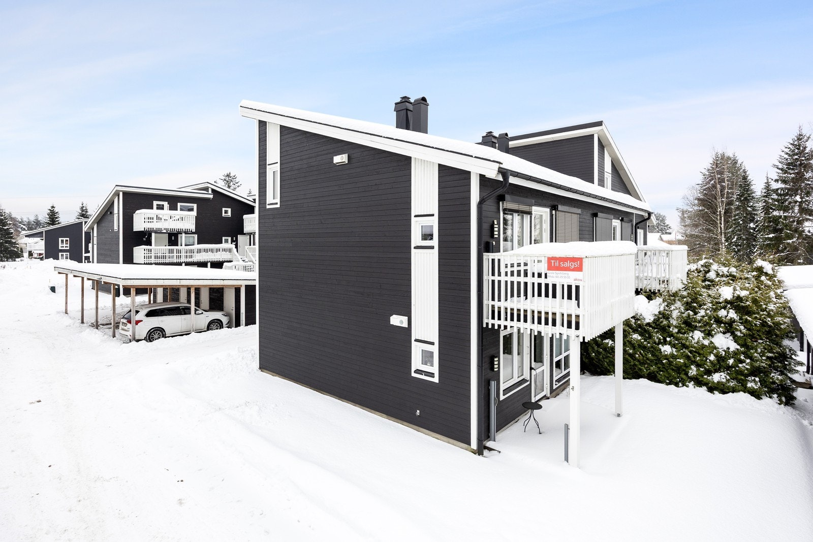 Leiligheten ligger i 2. etasje, og har adkomst via utvendig trapp og utvendig svalgang. Galleribilde