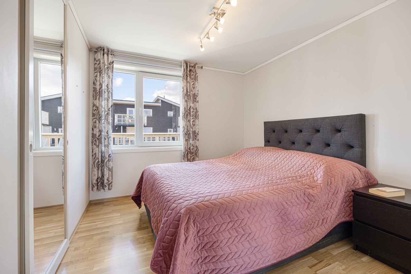 Leiligheten har et luftig soverom med romslig garderobeløsning. Galleribilde