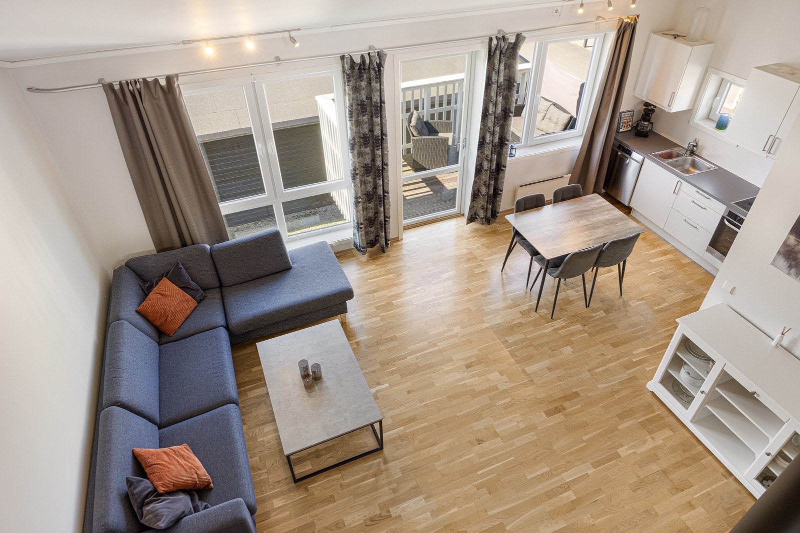 Allrommet har gyllen, trestavs parkett på gulvet. Galleribilde