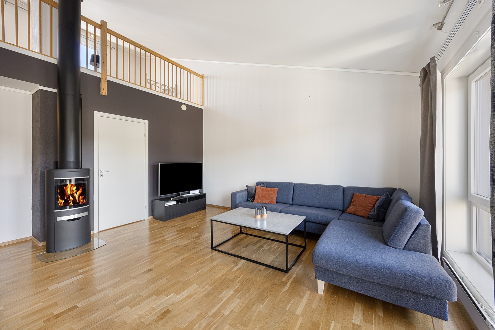 I stuen er det åpent opp til en herlig mezzanin med flere bruksmuligheter. Galleribilde