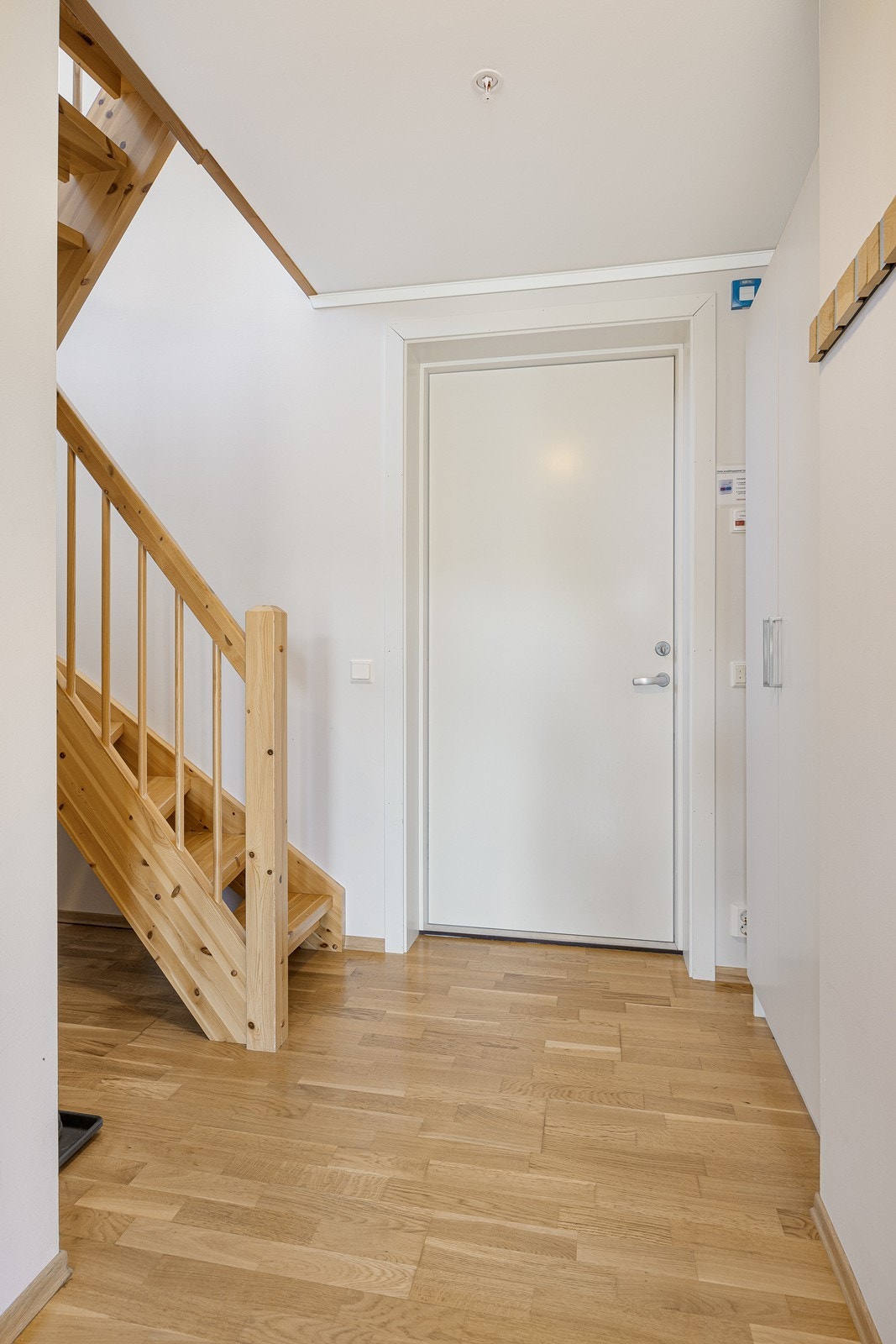 I en pen entré er det garderobeskap og trapp opp til hemsen. Galleribilde