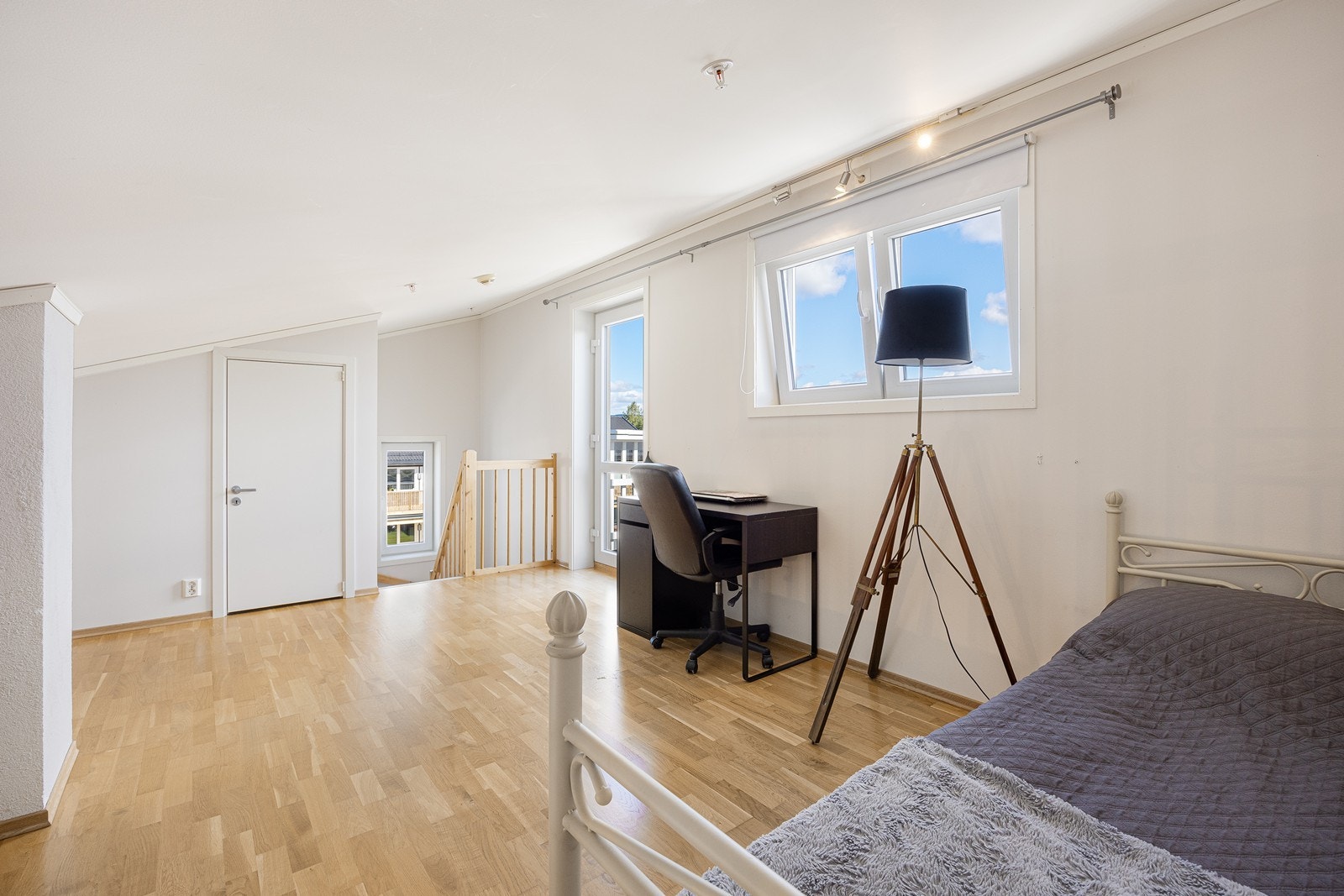 Fra mezzaninen er det utgang til en østvendt balkong på ca. 4 kvm. Galleribilde