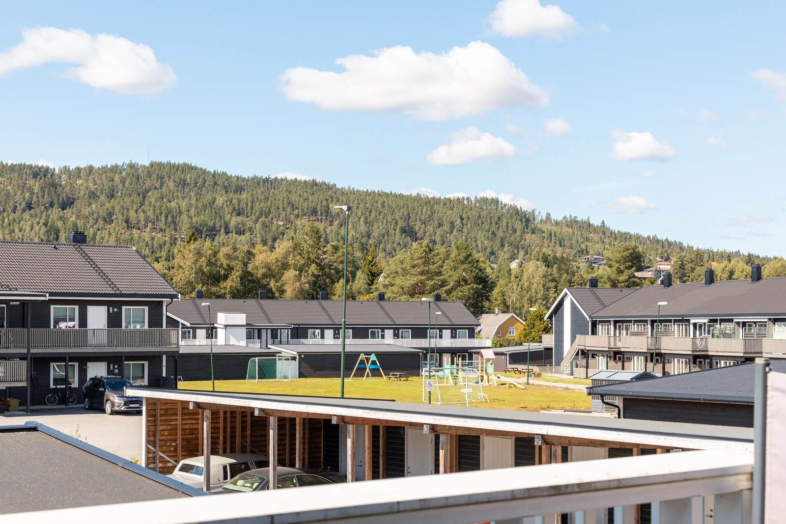 Fellestomten er pent opparbeidet med gressplen og asfalterte internveier, og på tunet er det bl.a. sittebenker. Galleribilde