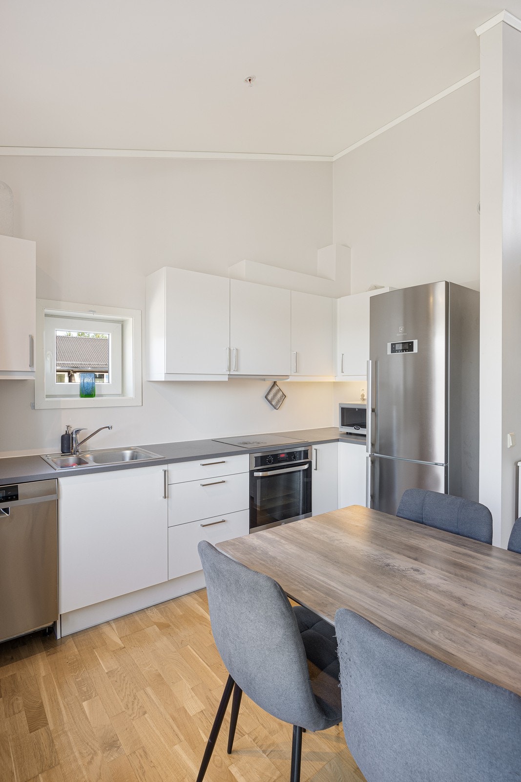 Nærheten mellom kjøkkenet og spiseplassen gjør serveringen enkel og matlagingen sosial. Galleribilde