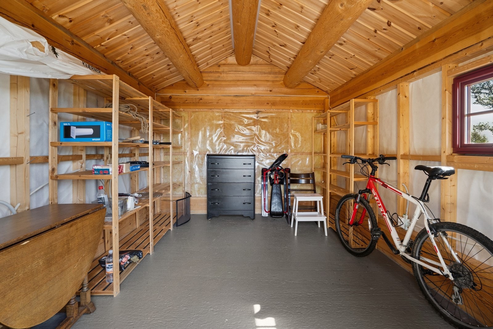 Utebod med rikelig plass til oppbevaring. Galleribilde