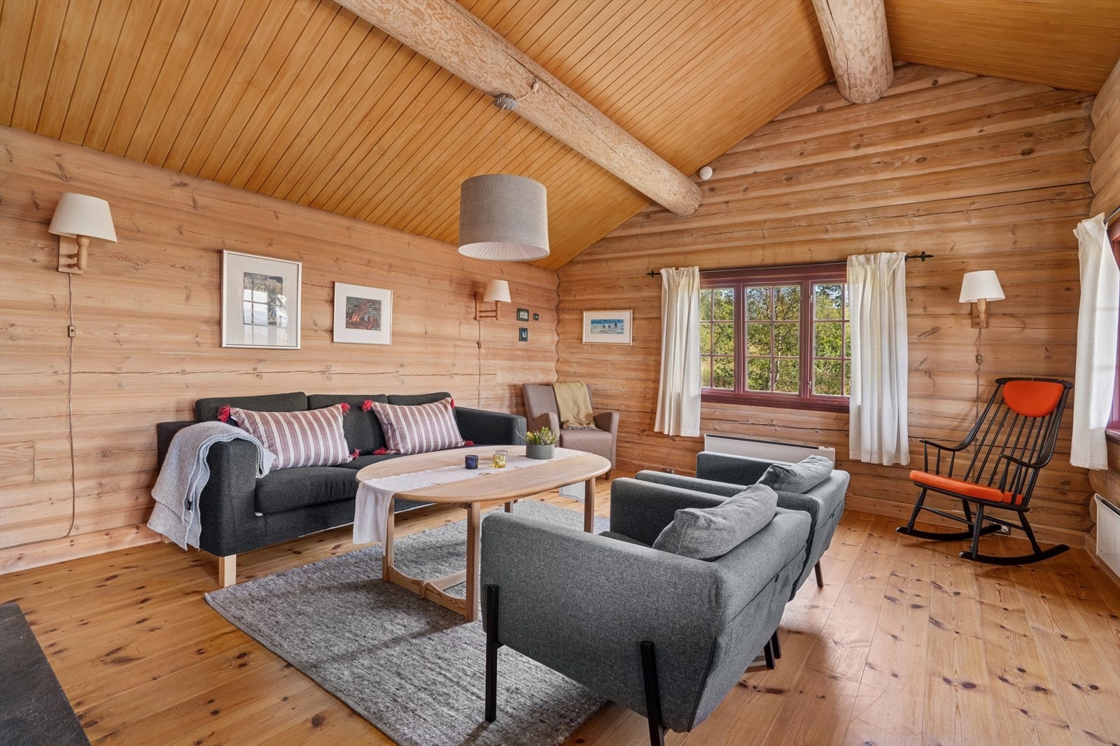 Stor stue som gir god plass til sittegrupper og mange kreative muligheter for møblering Galleribilde