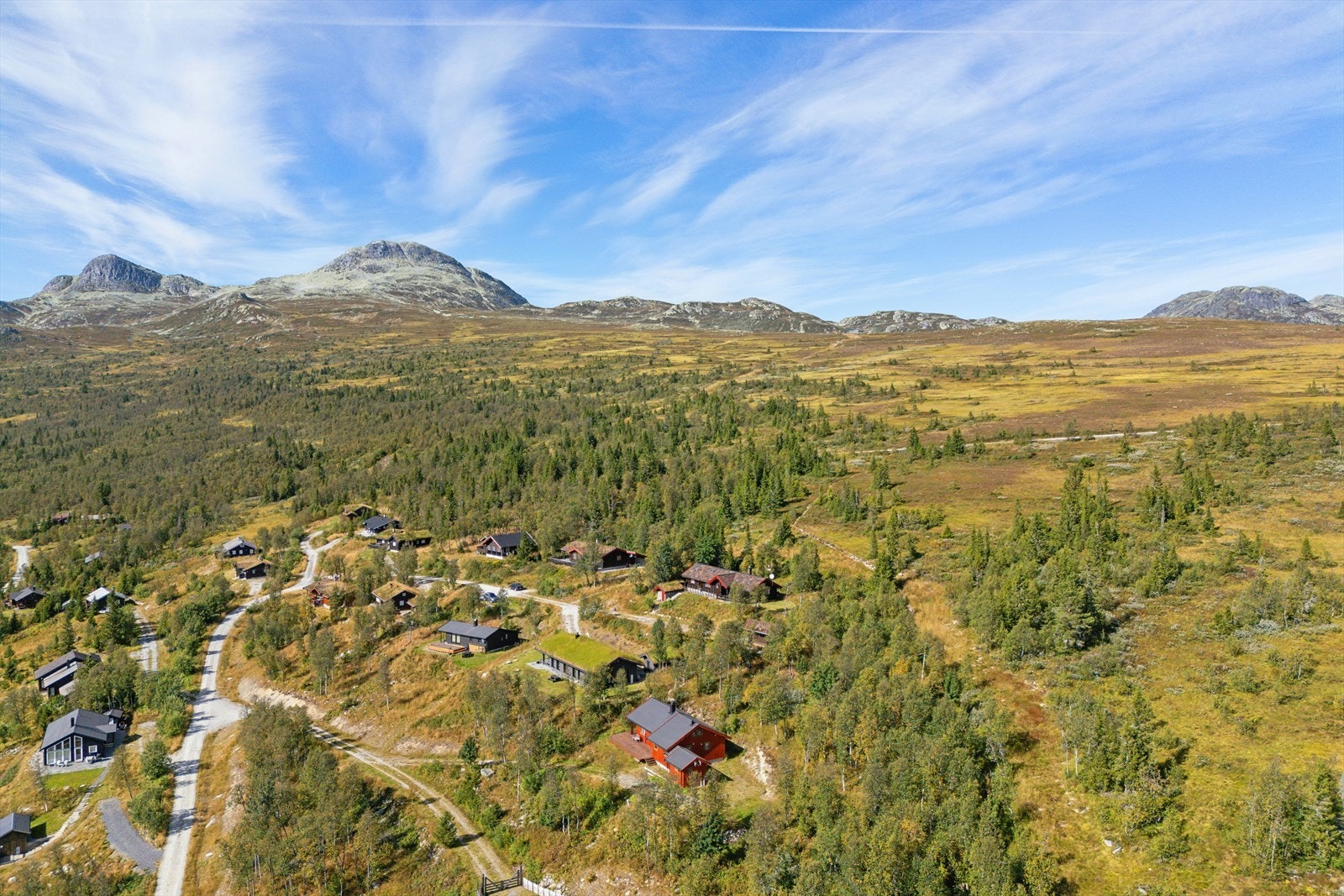 Hytten er omgitt av fantastisk natur og ligger i et etablert hyttefelt øverst i Landsverklia. Galleribilde