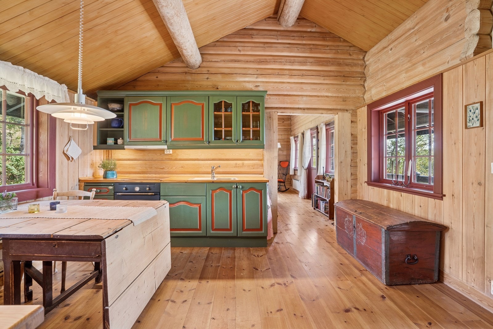 Kjøkkenet er luftig og har tilgang på gode mengder naturlig lys. Galleribilde