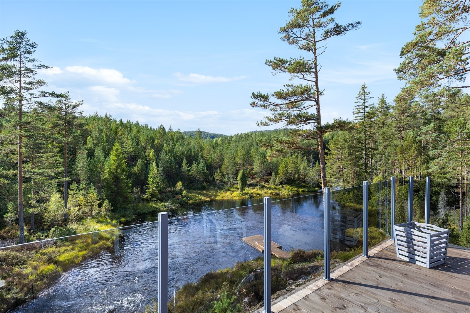 Koselig uteområder med flott utsikt - fine glassrekkverk rundt terrasse Galleribilde
