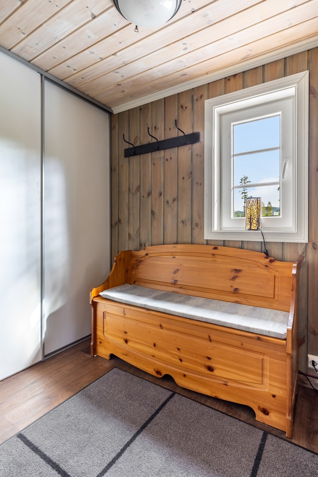 Gangen er innredet med skyvedørsgarderobe Galleribilde