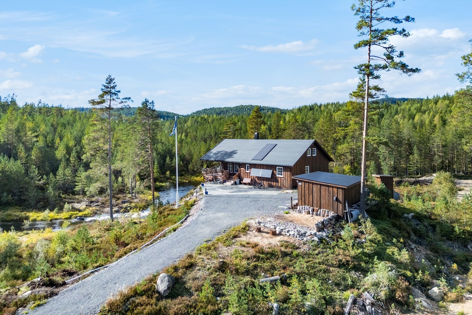 Det er bilvei helt frem til døren og godt med parkeringsplass Galleribilde